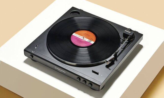 Audio-Technica-AT-LP60XBT-life-style