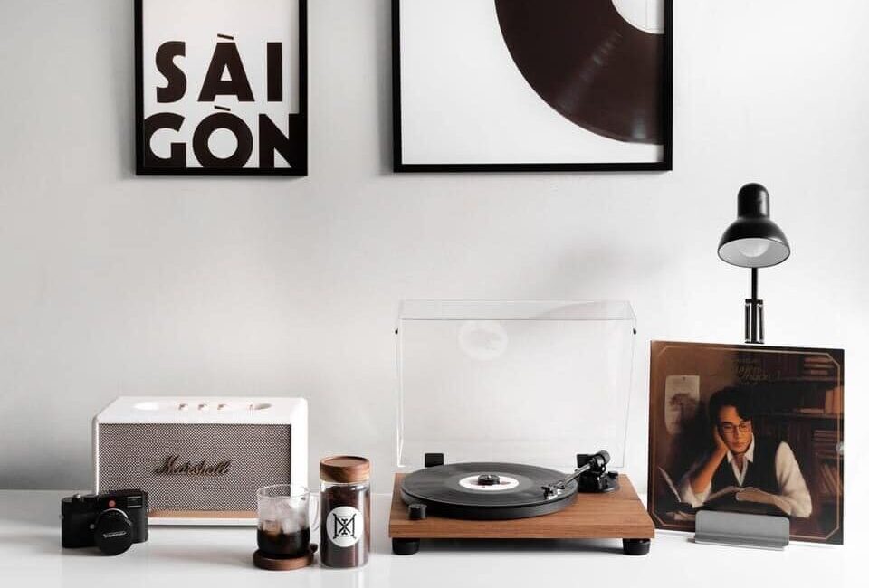 Set mâm đĩa than và loa bookshelf trong phòng khách: mâm Pro-Ject và loa active trên kệ gỗ