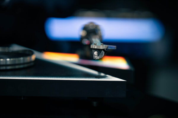 Mam than Pro-ject The Dark Side of the Moon Turntable