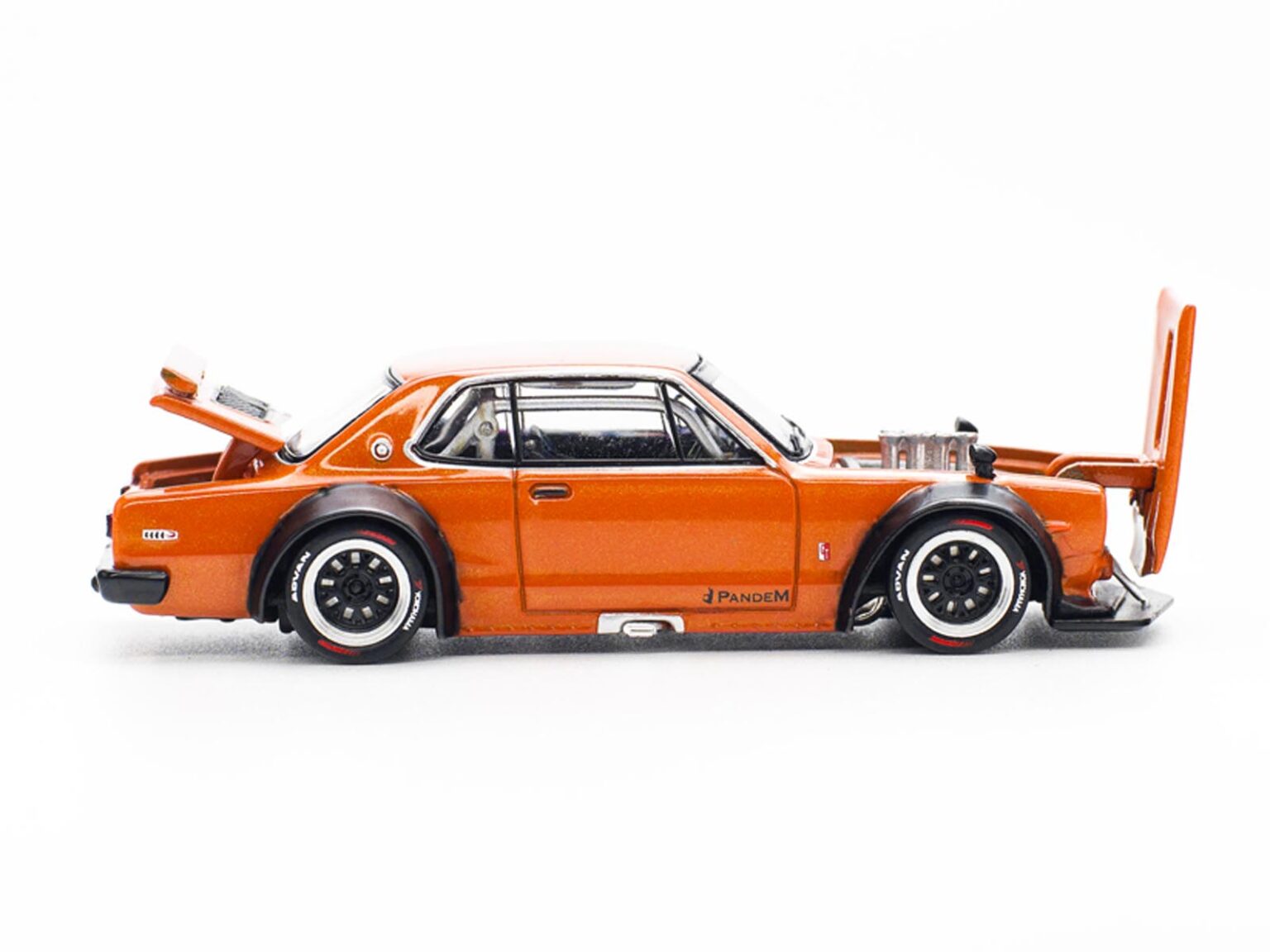 POPRACE 1/64 Nissan Skyline GT-R V8 Drift (Hakosuka) | Livrea Advan, Modello In Metallo