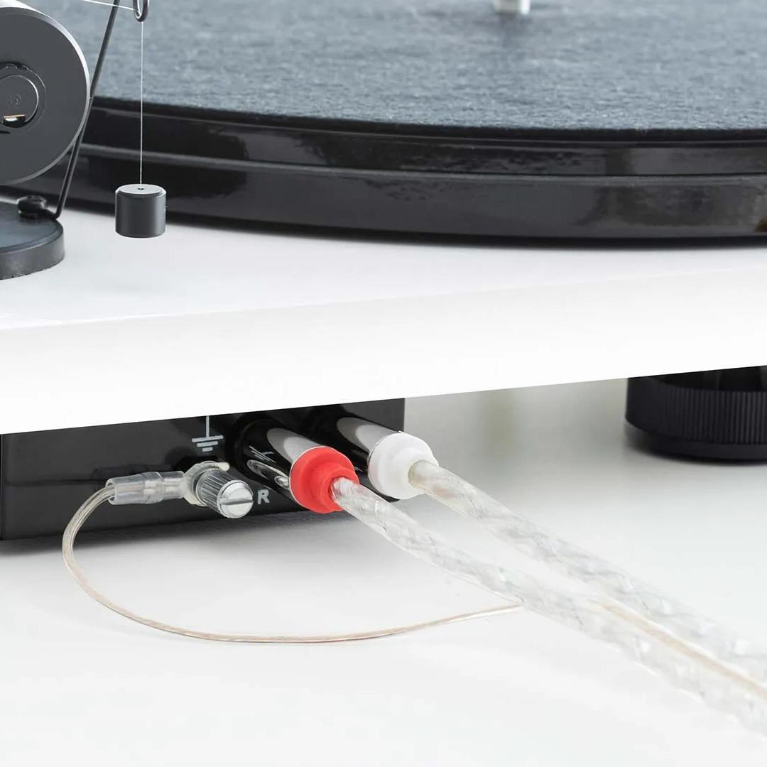 Cáp Pro-Ject Connect it E RCA trên kệ gỗ cạnh máy nghe nhạc hi-fi retro