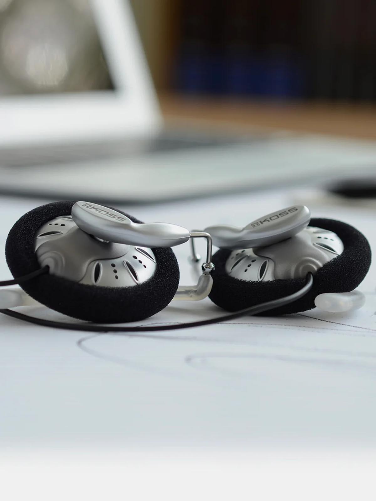 Tai nghe Koss KSC75 clip-on góc nghiêng, earcup open-back đen