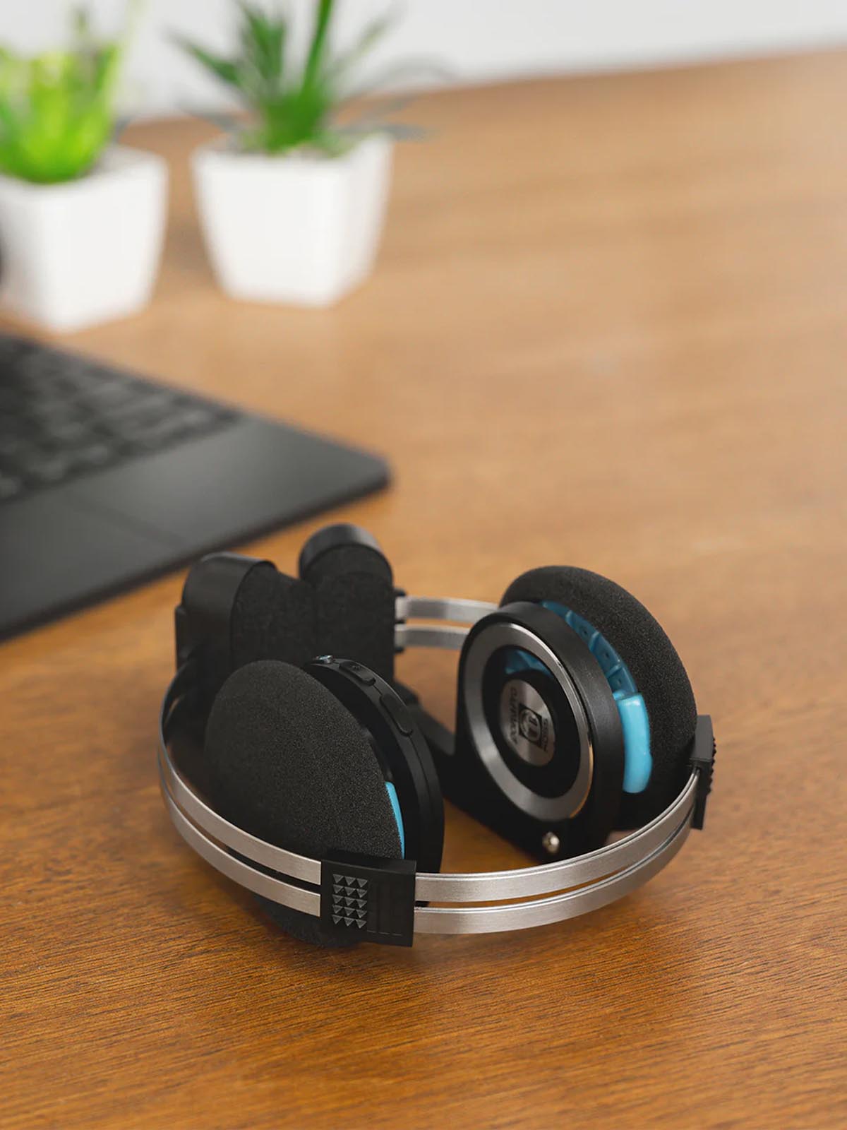 Koss Porta Pro Wireless với case cứng và cáp Pass-Through USB-C sang 3,5 mm
