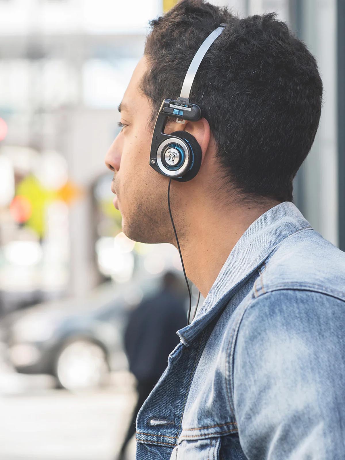 Koss Porta Pro Classic đeo khi đi phố: portable retro commute hàng ngày