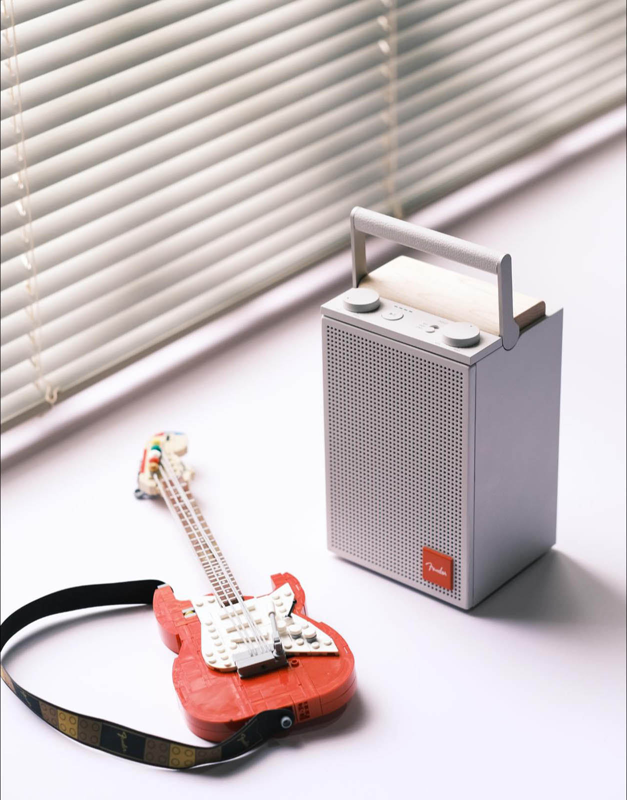Fender Elie 6 Olympic White cạnh guitar LEGO: form portable gọn, pin dài và IP54
