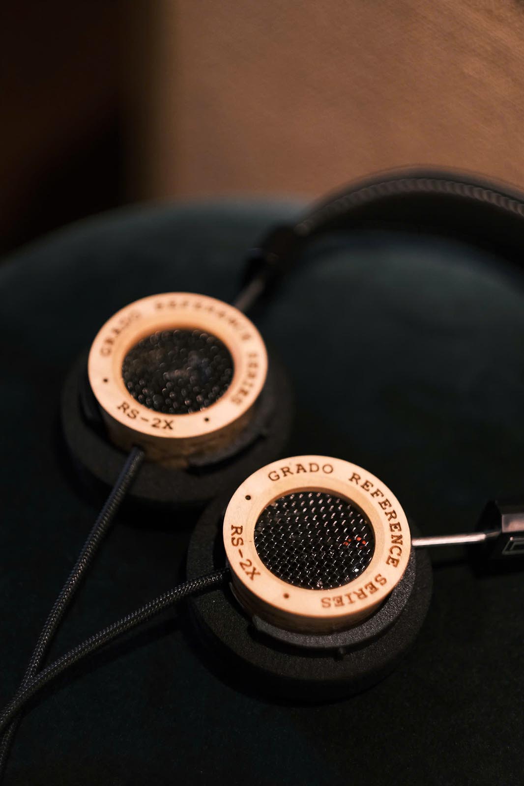 Grado SR80x open-back over-ear: lưới thoáng phía sau housing, driver dynamic Grado