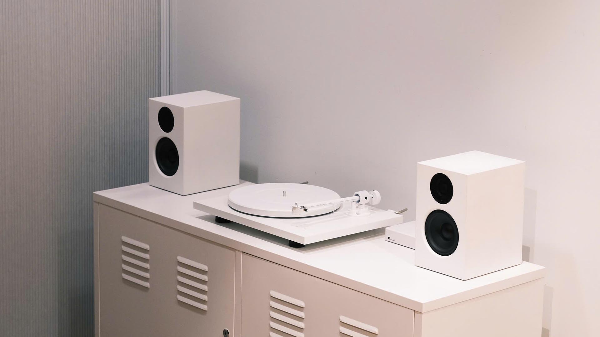 Pro-Ject T1 All White x Audio Pro A28