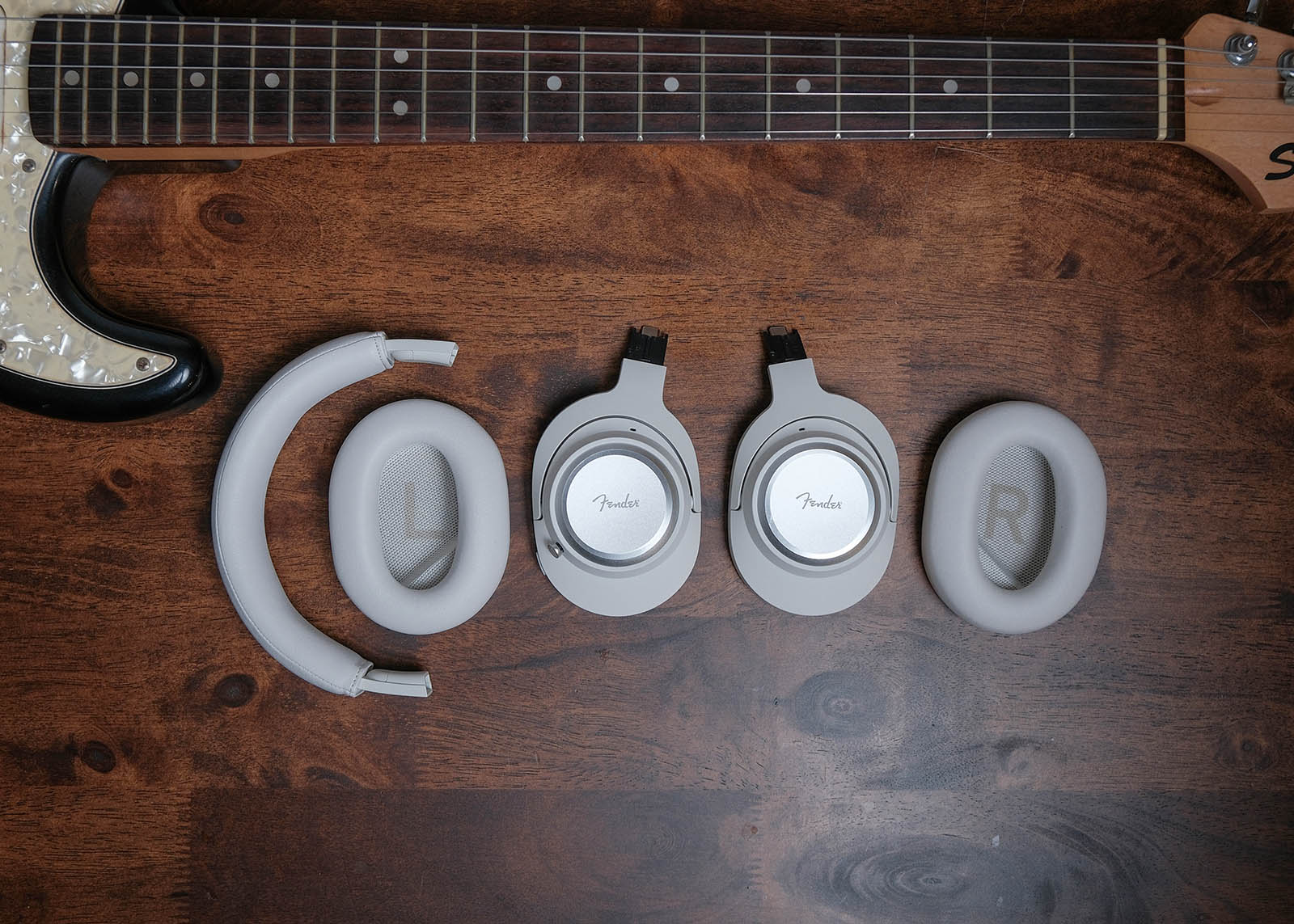 Cận cảnh Fender Mix ANC với earcup và logo Fender