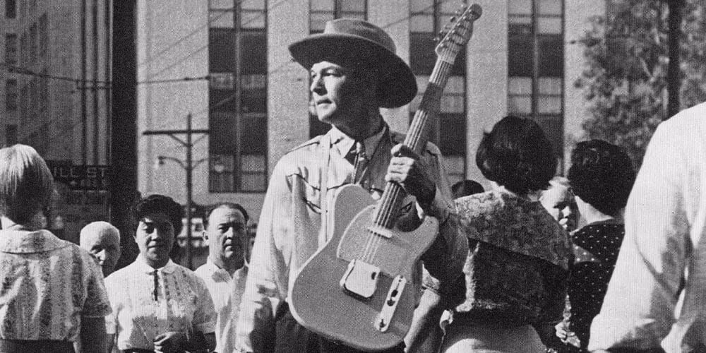 Ảnh lưu trữ: người chơi Telecaster trên phố thập niên 1950