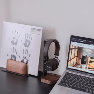 Góc làm việc với tai nghe Marshall và laptop
