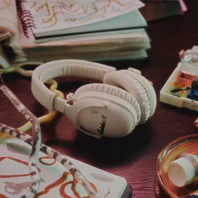 Marshall Monitor III A.N.C. Cream lifestyle cầm tay