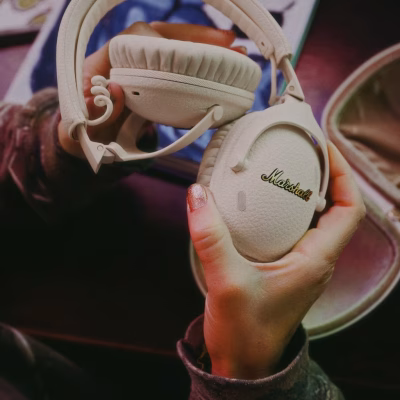 Marshall Monitor III A.N.C. Cream treo cùng outfit