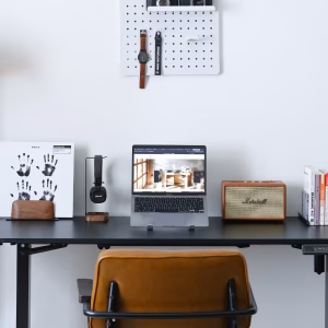 Setup góc làm việc với loa Marshall và tai nghe