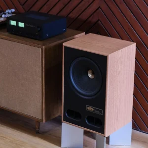 Ampli tích hợp NAD C 3030 với đồng hồ VU xanh cạnh loa cột Vestlyd V12C trong phòng nghe hi-fi tông gỗ