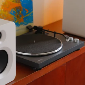 Bộ dàn âm thanh mâm đĩa than Kanto OBI3 màu đen kết hợp cùng cặp loa Kanto REN màu trắng trên kệ gỗ