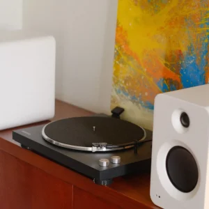 Mâm đĩa than Kanto OBI3 đen và loa Kanto REN trắng trên kệ gỗ, phong cách nội thất hiện đại