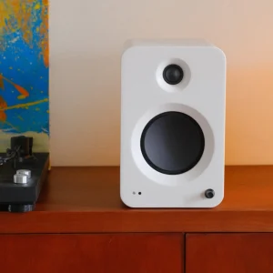 Loa Kanto REN màu trắng trong bộ dàn với mâm đĩa than Kanto OBI3 đặt trên kệ gỗ cạnh tranh màu