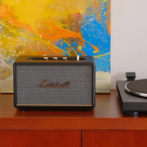 Loa Marshall Acton III màu đen và mâm đĩa than Kanto OBI3 sang trọng trên kệ gỗ hiện đại