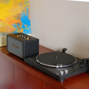 Combo dàn âm thanh nghe nhạc gồm mâm đĩa than Kanto OBI3 và loa Bluetooth Marshall Acton III màu đen trên kệ gỗ sang trọng