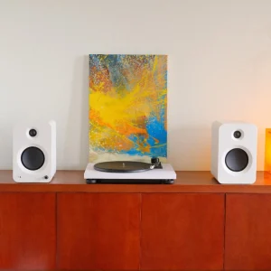 Dàn máy mâm đĩa than TEAC TN-180BT-A3 màu trắng kết hợp cùng loa Kanto REN hai bên trên kệ gỗ ấm