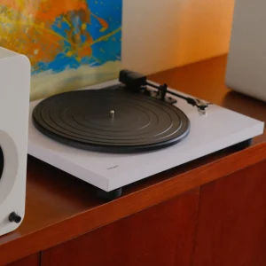 Mâm đĩa than TEAC TN-180BT-A3 trắng nổi bật cạnh loa Kanto REN, setup vinyl tối giản trên tủ gỗ