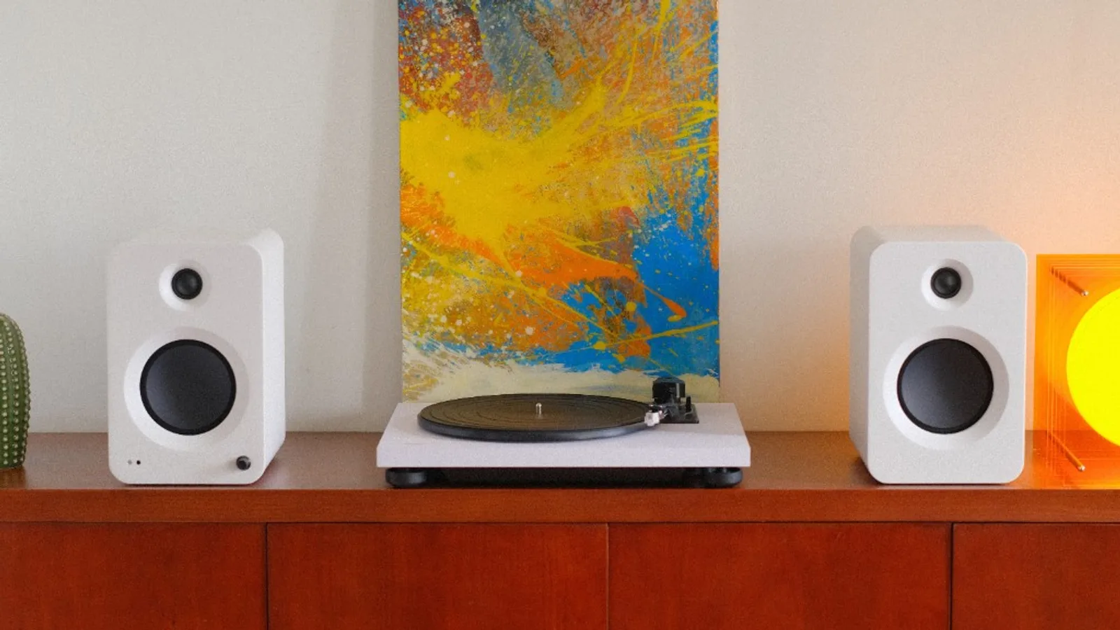 Dàn mâm đĩa than khởi đầu TEAC TN-180BT-A3 màu trắng và cặp loa Kanto REN trên kệ gỗ, tranh trừu tượng phía sau