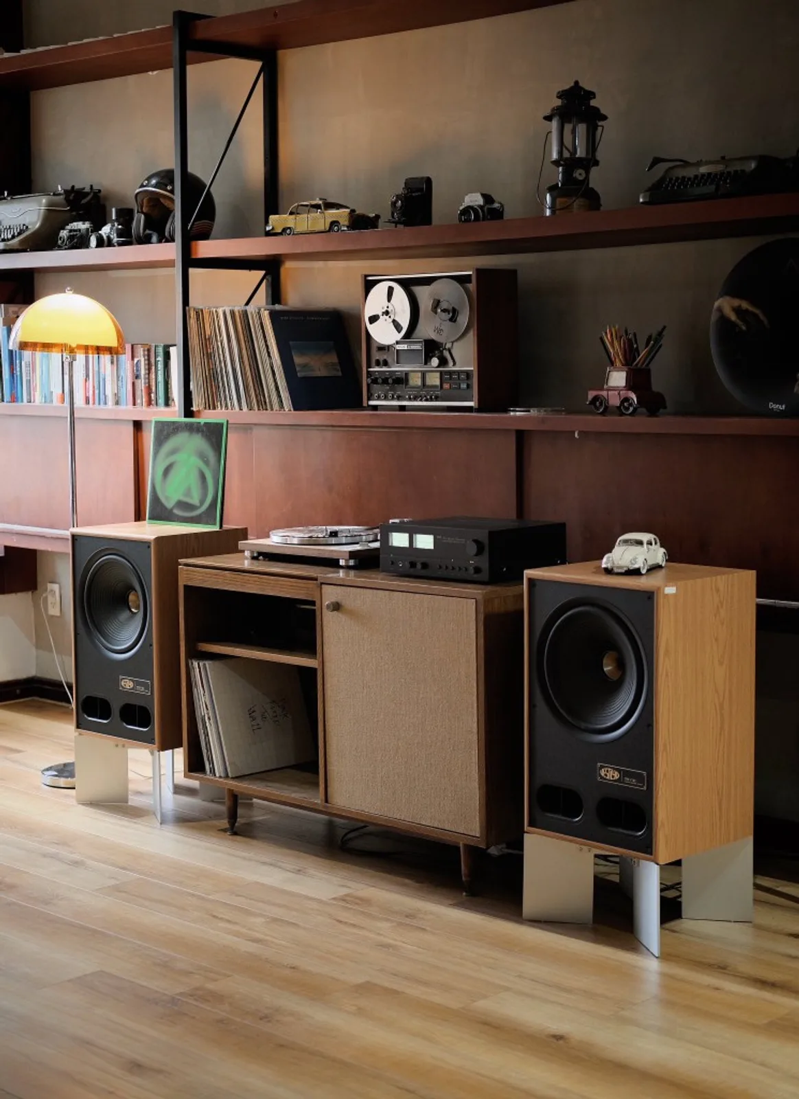 Dàn âm thanh gồm mâm than TEAC TN-4D, ampli NAD C 3030 và cặp loa Vestlyd V12C trong không gian nội thất gỗ ấm, kệ sách vintage