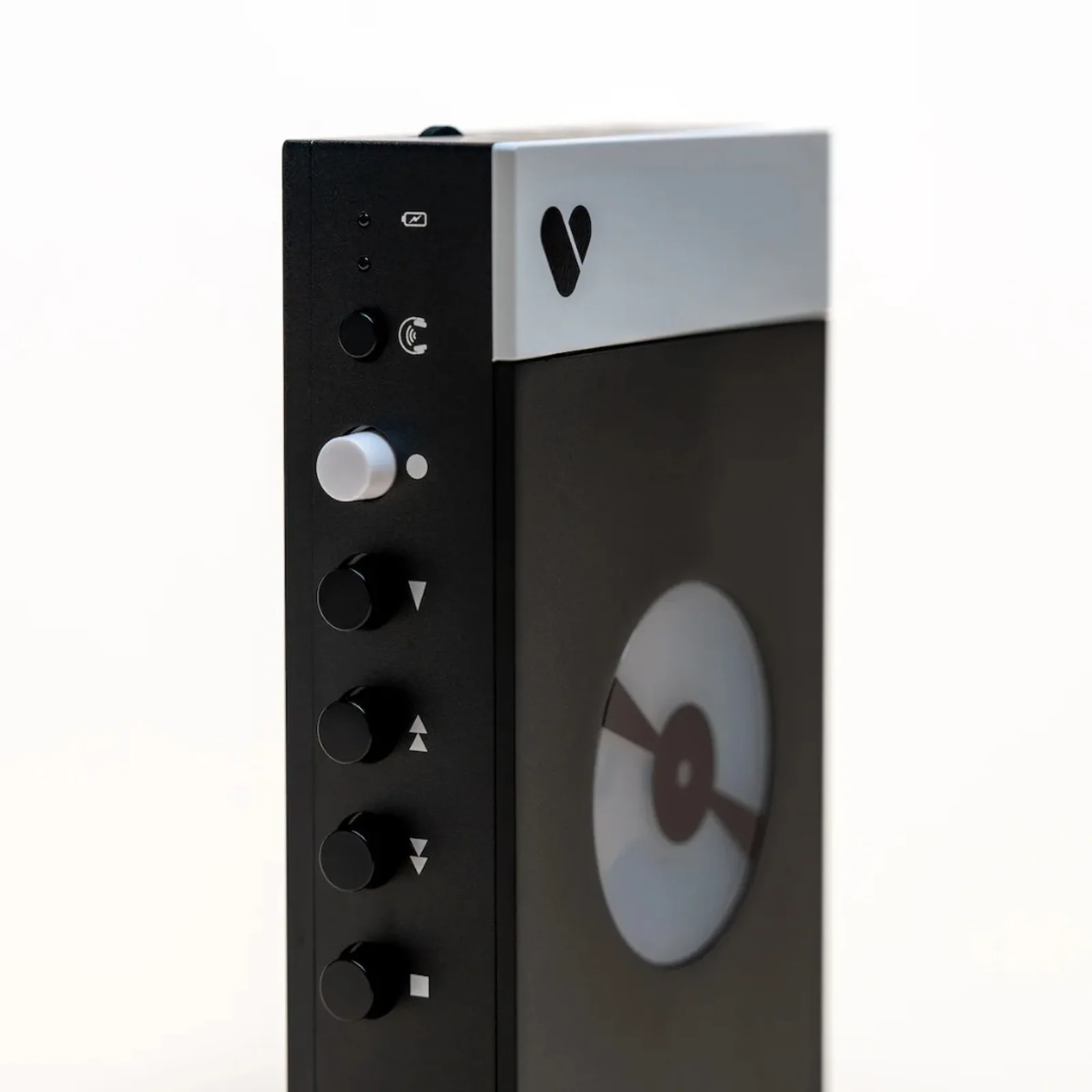 Góc nghiêng máy cassette Discogs × We Are Rewind: nắp trắng logo We Are Rewind, dãy nút phát tua dừng và cửa sổ băng