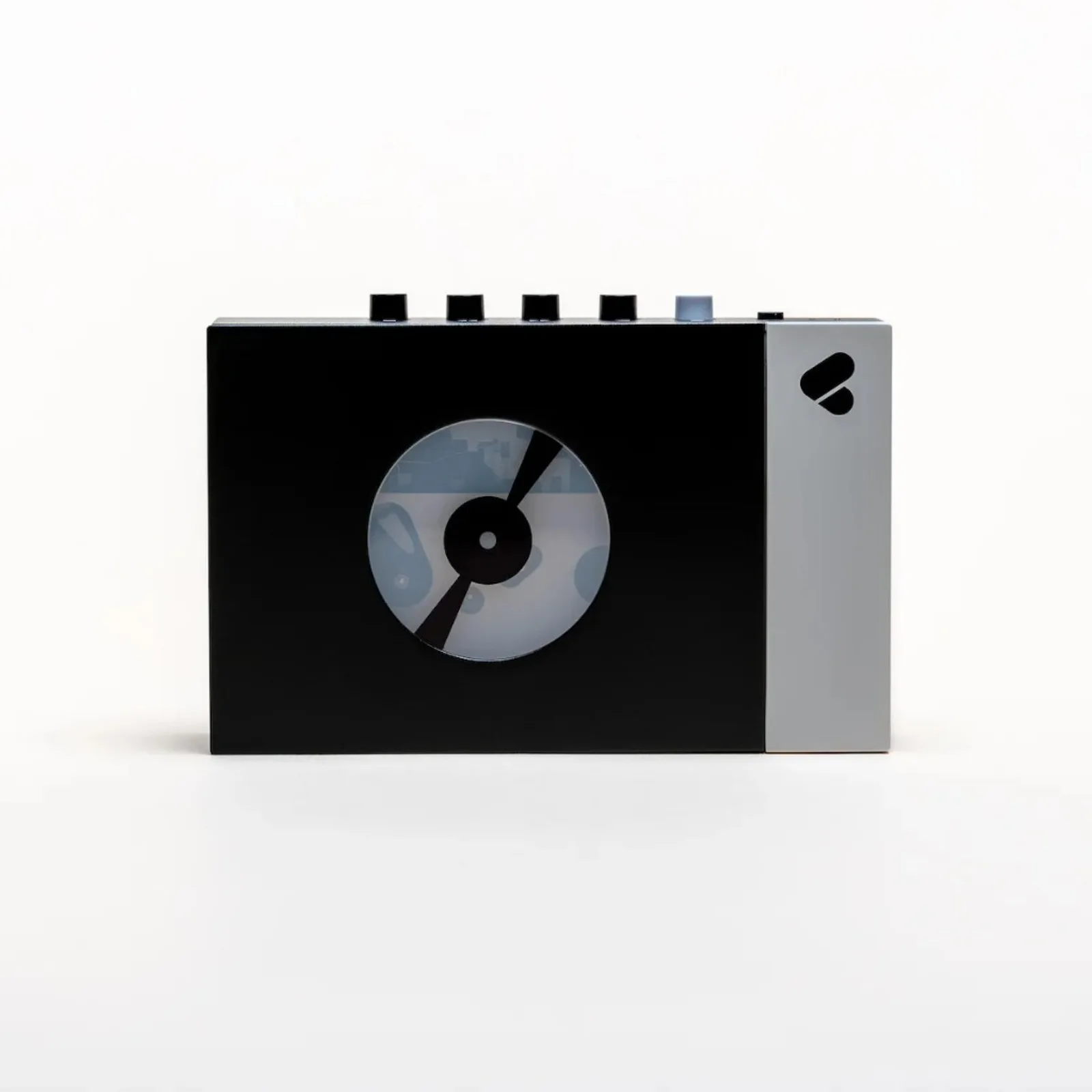 Máy cassette di động Discogs × We Are Rewind màu đen mờ và dải bạc, cửa sổ tròn lộ cuộn kiểu đĩa than mini, nền trắng studio