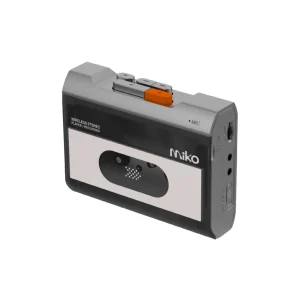 Mặt sau máy cassette Gadhouse MIKO Smoke, logo Gadhouse Designed by Gadhouse, nắp pin AA, nền trắng