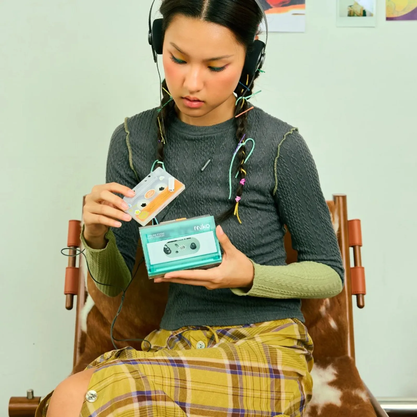 Người dùng cầm máy cassette Gadhouse MIKO Mint trong suốt, tai nghe có dây, phong cách lifestyle retro