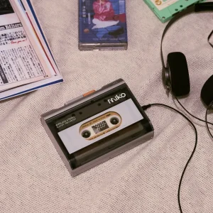 Gadhouse MIKO Smoke trên vải be cùng tai nghe, băng cassette và tạp chí, ảnh lifestyle flatlay