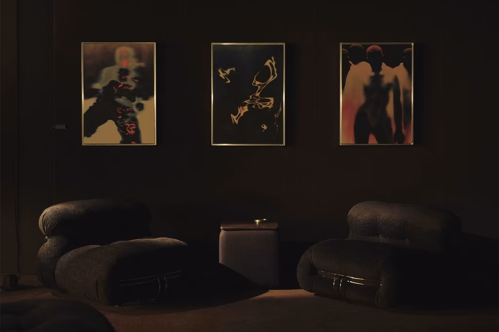 Khu vực ghế nghe với ghế bọc nhung và tranh trừu tượng phòng Spotify