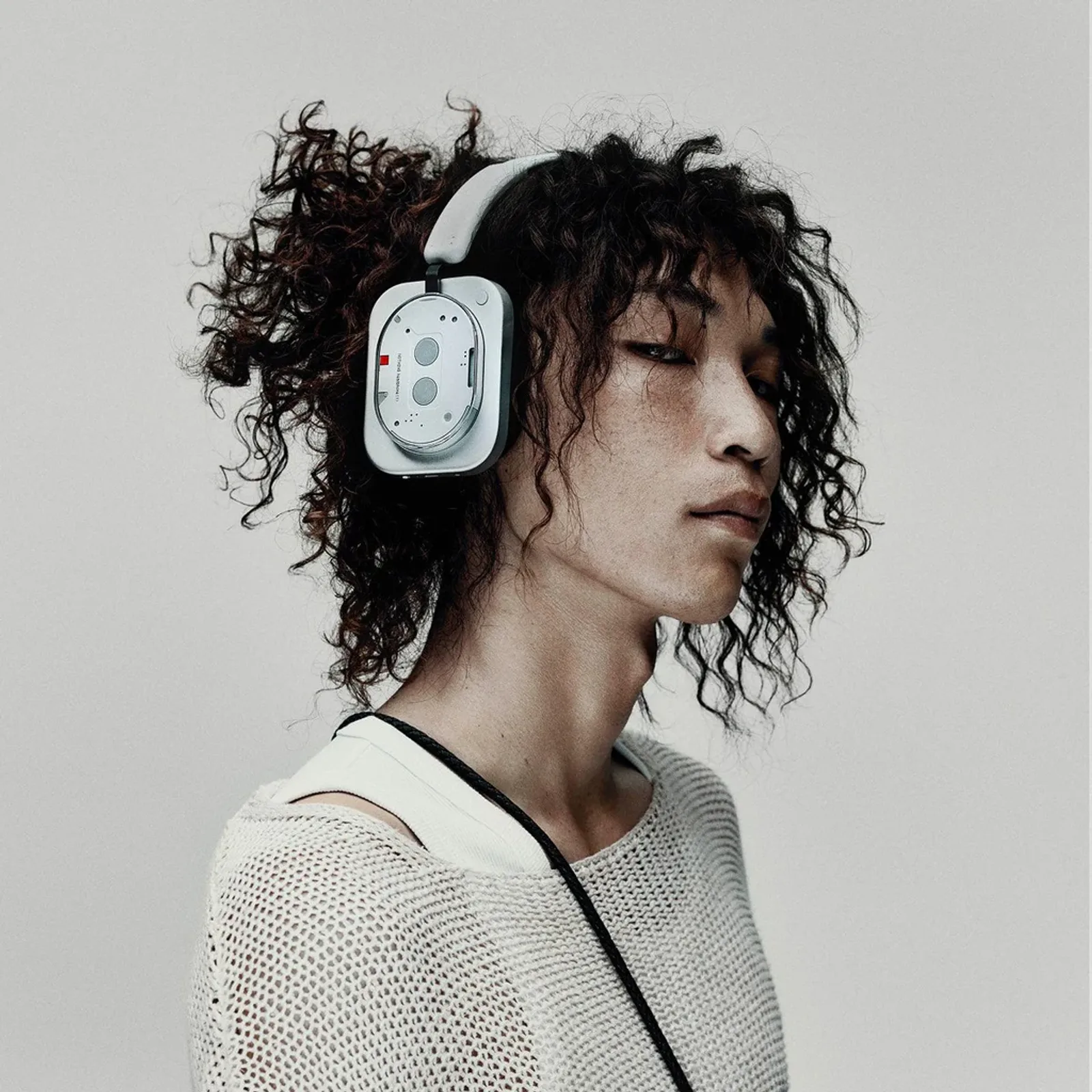 Người mẫu đeo tai nghe Nothing Headphone (1) màu xám, tai trong suốt, ảnh lifestyle studio