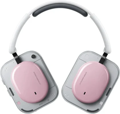 Nothing Headphone (a) màu hồng pastel và trắng, vỏ ngoài trong suốt, chữ NOTHING headphone (a), nền trắng