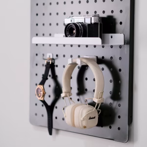 Pegboard kim loại xám HyperWork với máy ảnh Yashica, tai nghe Marshall kem và đồng hồ treo móc