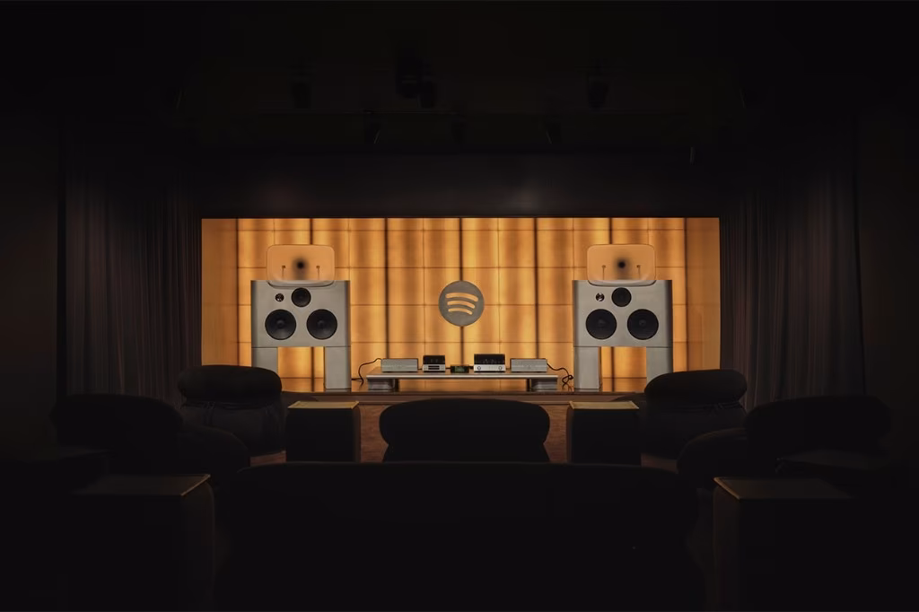 Phòng nghe Spotify: không gian kiểu rạp với logo Spotify và dàn loa cao cấp