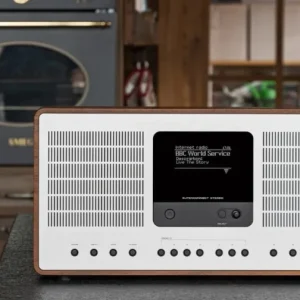 REVO SuperConnect Stereo walnut mặt trắng đặt trên mặt bếp đá, phòng bếp hiện đại với tủ gỗ và lò nướng