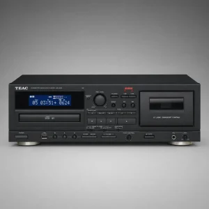 Mặt trước TEAC AD-850-SE đen mờ: màn hình màu xanh, khay CD, ngăn cassette, nút REC LEVEL, USB, pitch và mic, nền xám studio