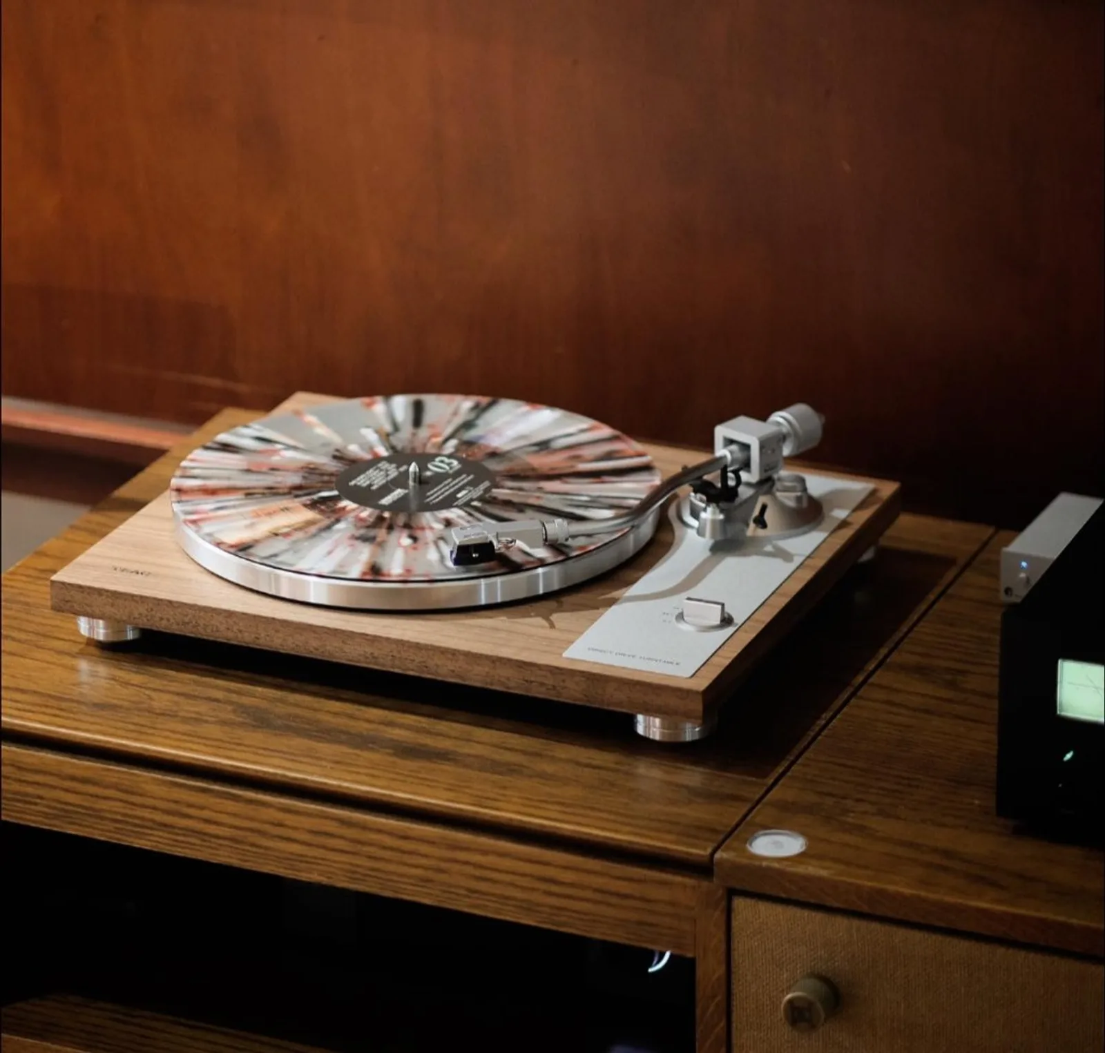 Cận cảnh mâm đĩa than TEAC TN-4D direct-drive, platter nhôm và đĩa than trên thân gỗ óc chó, hệ hi-fi
