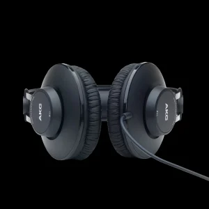Cận cảnh đệm tai AKG K52 bằng da mềm, chụp tai oval và vỏ nhựa đen