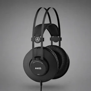 Tai nghe AKG K52 màu đen trên nền xám, headband đôi và chụp tai over-ear