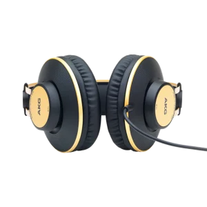 Tai nghe AKG K92 nhìn từ dưới lên, đệm tai oval dày và khung headband đôi màu vàng