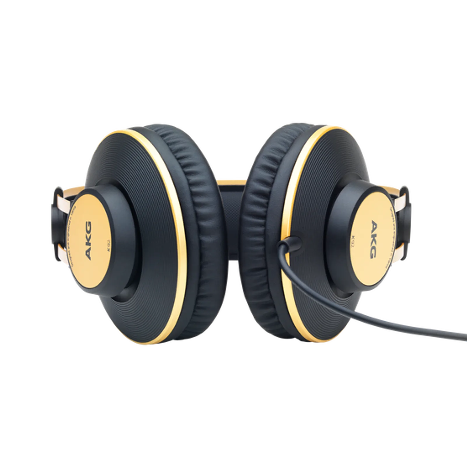 Tai nghe AKG K92 nhìn từ dưới lên, đệm tai oval dày và khung headband đôi màu vàng