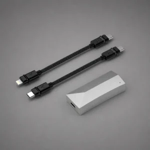 Astell&Kern AK HC4 bạc góc cạnh cùng hai cáp bọc dệt đen: USB-C to USB-C và USB-C to Lightning, logo A trên đầu cắm.