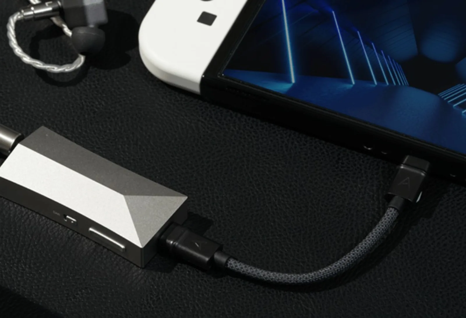 AK HC4 nối Nintendo Switch qua cáp USB-C bọc xám, IEM xám; công tắc DAR và volume trên thân bạc, chơi game âm thanh chất lượng cao.