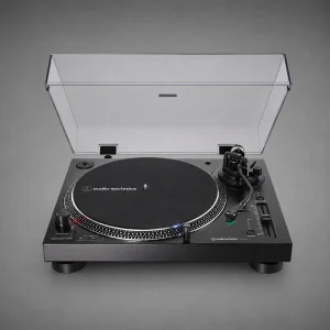 Mâm đĩa than Audio-Technica AT-LP120XUSB màu đen, nắp bụi mở, cần đĩa S-shape và mâm nhôm có đèn strobe