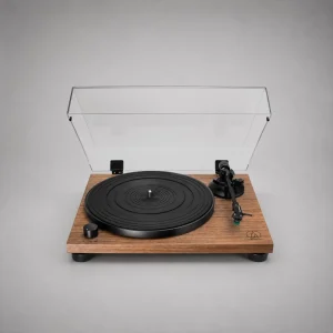 Mâm đĩa than Audio-Technica AT-LPW40WN: thân MDF vân gỗ óc chó, platter nhôm và nỉ đen, tay cần carbon đen với cartridge AT-VM95E kim xanh, núm chọn 33/45, nắp bụi trong mở, chân tách rung, nền xám studio