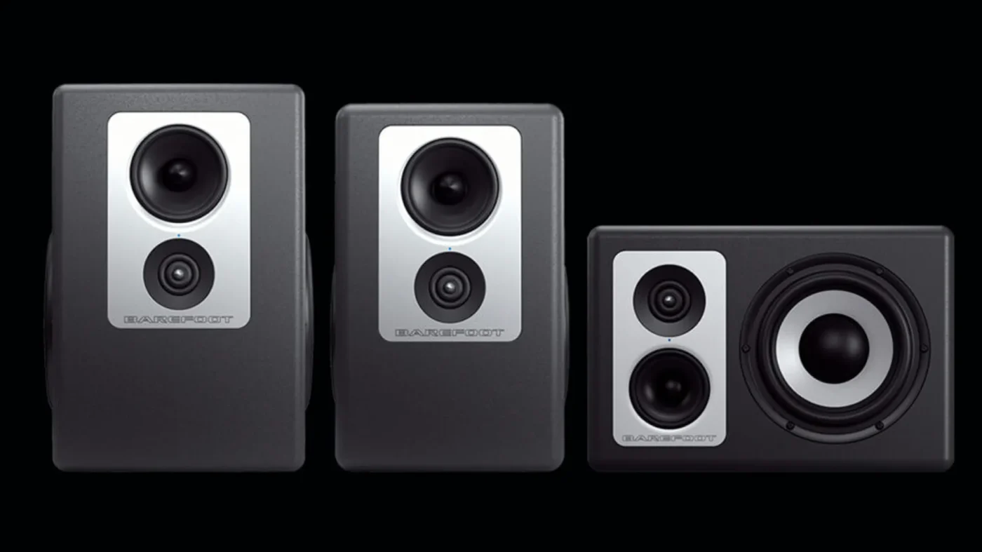 Ba loa kiểm âm Barefoot Sound trên nền đen: hai loa đứng dọc kích thước khác nhau (Footprint01 và Footprint02) với plate bạc và logo BAREFOOT; một loa nằm ngang với woofer phía trước lớn cùng plate driver — dòng Footprint series