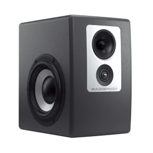 Barefoot Footprint01 Gen2 góc phải nền trắng: mặt trước tấm bạc mid/tweeter và woofer lớn bên phải khung hình, thùng tối màu bo tròn